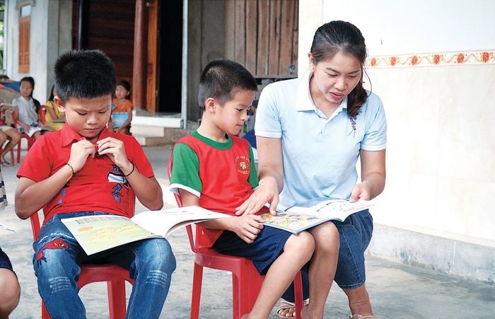 Thư viện được đưa về nhà cô giáo Kha Thị Hằng, thu hút học sinh xung quanh đến đọc sách