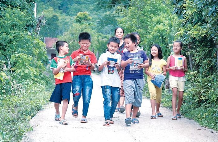 Ngoài đọc sách ở thư viện, các em còn được mượn sách về nhà