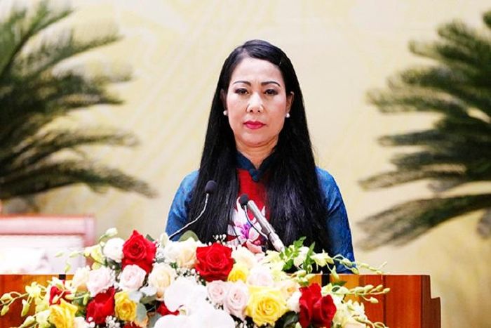 Bí thư Tỉnh ủy Hoàng Thị Thúy Lan phát biểu chia tay các đồng chí Ủy viên BCH Đảng bộ tỉnh khóa XVI không tiếp tục tham gia BCH khóa XVII.