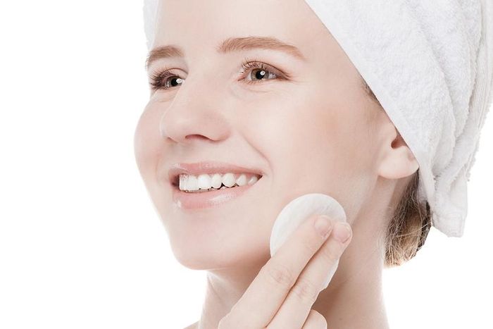 Trong số những sản phẩm phấn trang điểm thì phấn nước ngày càng được ưa chuộng vì mức độ tiện dụng. Người dùng tán phấn bằng bông mút để tăng độ che phủ cho da. Bước làm này vừa có tác dụng lót, vừa dưỡng và tăng hiệu quả của việc chống nắng