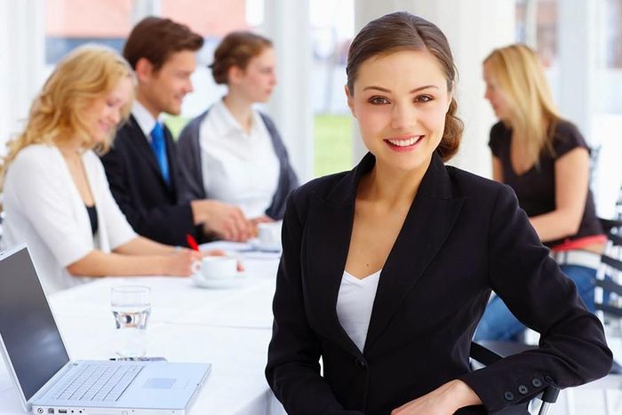 Bước tô điểm vào làn môi cũng được đánh giá là rất quan trọng. Do trong phong cách trang điểm tự nhiên, điểm nhấn sẽ tập trung vào môi và mắt, thay vì lớp phấn quá dày trên gương mặt