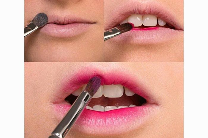 Thay vì sử dụng trực tiếp thỏi son, cần phủ kem che khuyết điểm lên trước. Sau đó tán son vào lòng môi và từ từ loang nhẹ ra đều môi