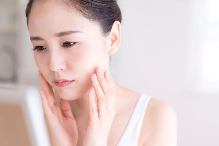 Trước khi đi ngủ nên mát xa nhẹ nhàng cho da để da mềm mịn và căng tràn sức sống vào ngày tiếp theo