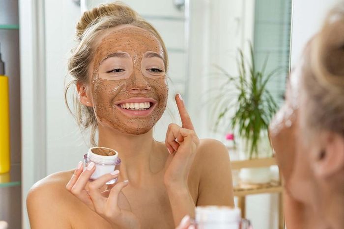 Đồng thời, các chị em nên tẩy da chết khoảng 2 lần/ tuần bằng muối biển hoặc các loại trái cây như: cam kết hợp với mật ong… để ngăn ngừa dấu hiệu thâm nám và sự lão hóa của làn da
