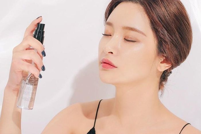 Đầu tiên là làm sạch da và xịt khoáng để cung cấp độ ẩm cần thiết cho da, tránh tình trạng khô rát, nứt nẻ