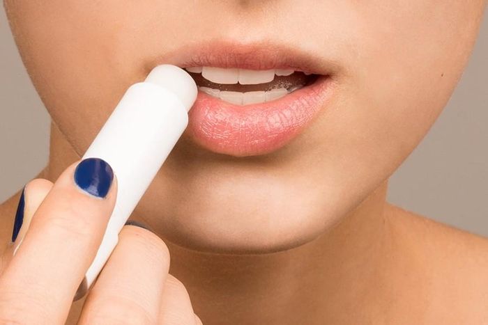 Thoa một lớp son dưỡng lên trước, sau đó dùng thỏi son để tô lên, giúp đôi môi luôn căng mọng, và giữ màu son tươi sáng trong một khoảng thời gian dài