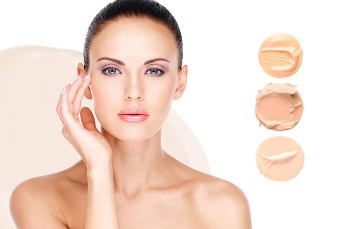 Tiếp đến, cần thực hiện việc tạo lớp nền. Tùy thuộc vào mỗi loại da sẽ phù hợp với loại kem lót và phấn nền riêng, do đó, các chị em văn phòng cần lựa chọn kỹ càng phấn trang điểm, tránh gây kích ứng da