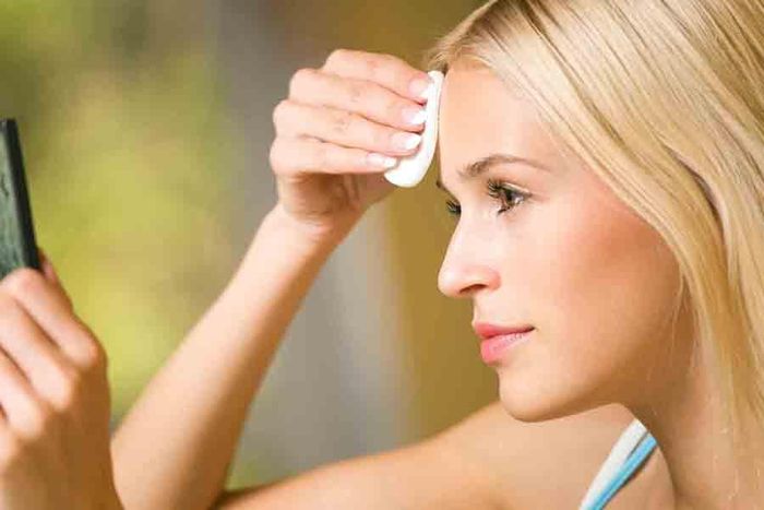 Bên cạnh những lưu ý trong quá trình trang điểm thì cũng cần đảm bảo việc tẩy trang kỹ lưỡng sau khi về nhà, giúp da loại bỏ bụi bẩn và bã nhờn, thông thoáng và tươi trẻ hơn