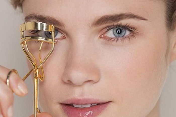 Đối với trang điểm mắt, người thực hiện có thể bấm cong mi, chải mascara chống thấm nước và kẻ viền mắt đơn giản để giúp gương mặt thêm tự nhiên hơn, tạo sự thu hút với người đối diện