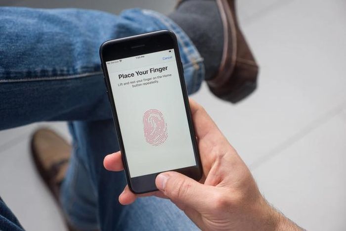 iPhone 13 có thể trang bị cảm biến vân tay dưới màn hình. Ảnh: PhoneArena.