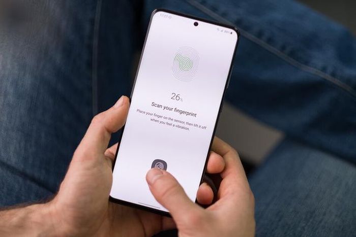 Cảm biến vân tay dưới màn hình không phải tính năng mới lạ trên Android. Ảnh: PhoneArena.