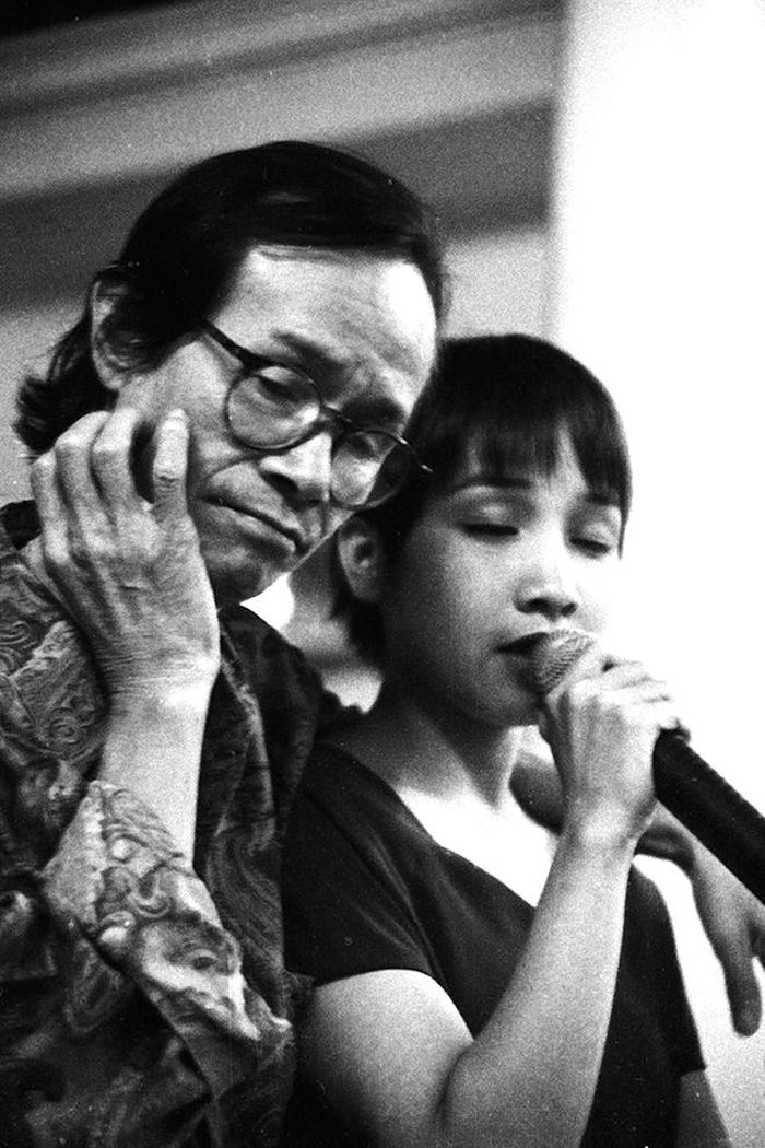 Nhạc sĩ Trịnh Công Sơn đang nghe ca sĩ Mỹ Linh hát năm 1995. Ảnh Nguyễn Đình Toán