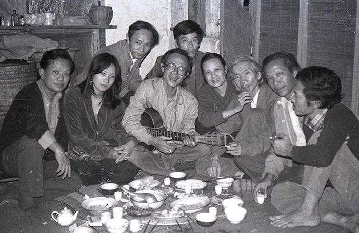 Từ trái sang phải: Nhạc sĩ Hồng Đăng, diễn viên Phương Thanh, nhà phê bình Ngô Thảo, nhạc sĩ Trịnh Công Sơn, vợ chồng nhạc sĩ Văn Cao, nhạc sĩ Thụy Kha, nhạc sĩ Nghiêm Bá Hồng và nhà thơ Thu Bồn. Ảnh Hà Tường chụp tại nhà Thụy Kha năm 1983
