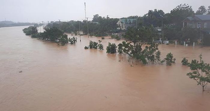 Lũ về trên sông Hiếu gây ngập lụt tại thành phố Đông Hà. Ảnh: Hồ Cầu-TTXVN