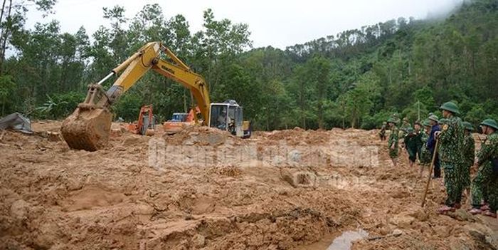 Cán bộ, chiến sĩ các đơn vị nỗ lực dọn dẹp, tìm kiếm đồng đội mất tích. Ảnh: qdnd.vn.