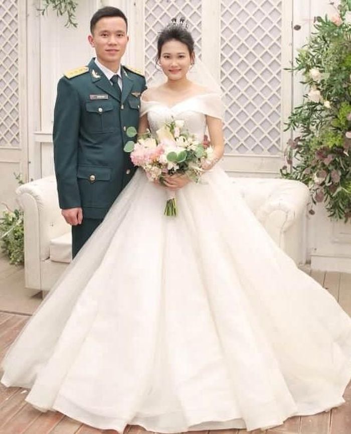 Vợ chồng Thượng úy Bùi Công Toàn trong ngày hạnh phúc. Ảnh do nhân vật cung cấp.