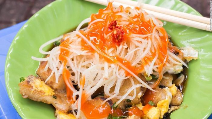 Bột chiên là món ăn đường phố nổi tiếng ở TP HCM, hấp dẫn thực khách. Món này được làm từ bột và bột năng trộn thêm ít dầu ăn, sau đó dàn mỏng trên chảo nóng và chiên giòn, cuối cùng một hỗn hợp trứng được đổ vào và láng mỏng. Bột chiên thường ăn kèm với đu đủ ngâm, hành, tương ớt và giấm.