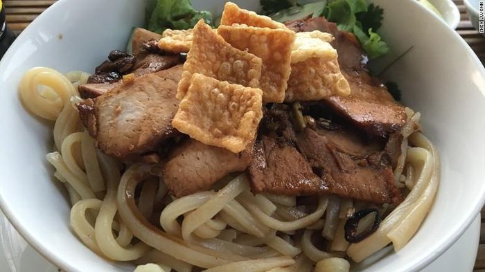 Cao lầu là món ăn nổi tiếng ở Hội An được nhiều du khách lựa chọn khi đến đây.