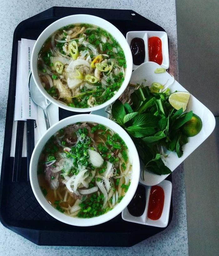Phở là món ăn Việt Nam được đông đảo du khách quốc tế biết đến. Món ăn này được nhiều du khách lựa chọn mỗi khi đặt chân đến Việt Nam. Thực khách có thể dễ dàng thưởng thức hương vị món ăn này ở các quán ăn, nhà hàng.