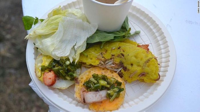 Bánh xèo được xem là món bánh crepe tuyệt ngon của Việt Nam. Rất nhiều thực khách không thể cưỡng lại sự hấp dẫn của món ăn này.