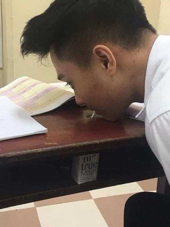 Ăn quà vặt trong lớp phải gọi là một cái thú hay một nét văn hóa của thời học sinh, và đây chính là kỷ niệm khó quên đối với ai từng đi qua quãng thời gian tươi đẹp này.