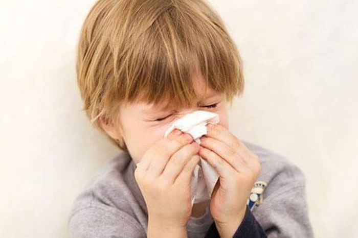Cảm lạnh chủ yếu ảnh hưởng tới mũi, họng (viêm họng), và các xoang (viêm xoang). Trẻ thường sẽ ngạt mũi, chảy nước mũi, sốt nhẹ, ho có đờm, cơ thể mệt mỏi và hơi gai lạnh. Các triệu chứng của cảm lạnh thường biểu hiện từ từ, cơ thể mệt mỏi khoảng 3 - 4 ngày và tự hết trong vòng 7 đến 10 ngày.