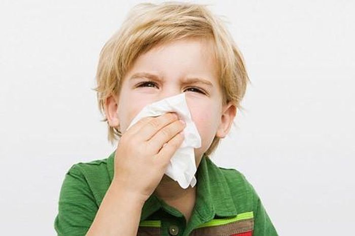 Viêm xoang. Viêm xoang là tình trạng viêm hoặc sưng các mô trong xoang do dịch tích tụ gây ra. Dấu hiệu viêm xoang phổ biến nhất mà nhiều người gặp phải là đau nhức vùng trán hoặc đau nhức khu vực gò má. Đi kèm với đó, người bệnh còn có một vài triệu chứng như nghẹt mũi, giảm khứu giác, ho, sốt, hơi thở có mùi hôi.