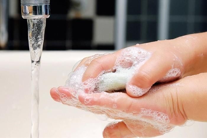 Rửa tay thường xuyên cũng giảm đáng kể nguy cơ do bệnh thường lây qua tiếp xúc trực tiếp như bắt tay, chạm vào các bề mặt chung (nắm cửa, mặt bàn). Khi rửa, đảm bảo rửa ít nhất 20 giây bằng xà phòng để mới có thể tiêu diệt mầm bệnh bám trên da.