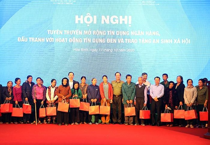  Thứ trưởng Bộ Công an Nguyễn Văn Thành, Phó Thống đốc NHNN Đào Minh Tú và lãnh đạo tỉnh Hòa Bình trao các suất quà tặng hộ nghèo, gia đình chính sách các xã của 2 huyện Lạc Thủy, Kim Bôi.