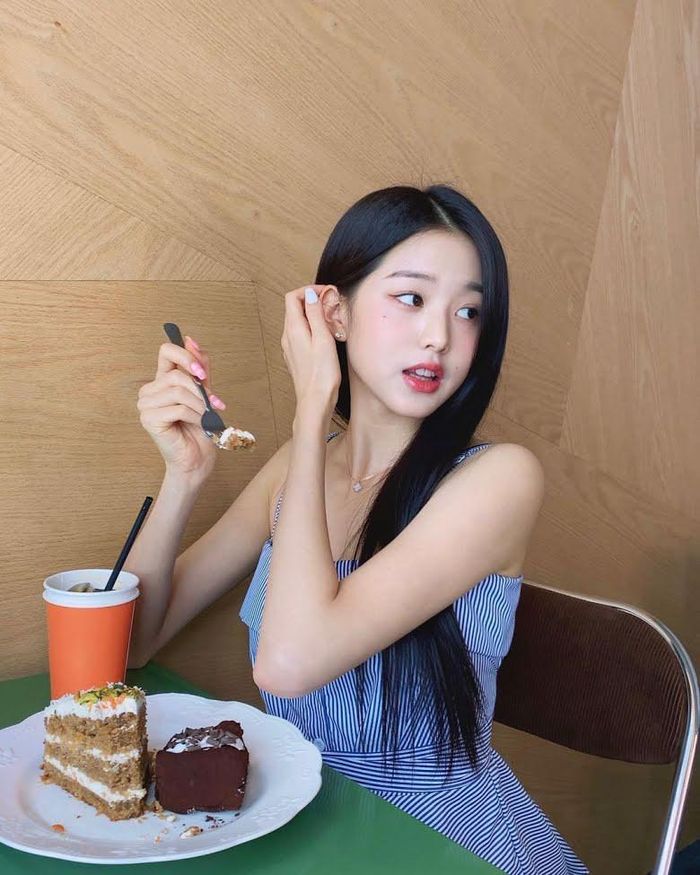 Cô sở hữu gương mặt xinh xắn, ngọt ngào.