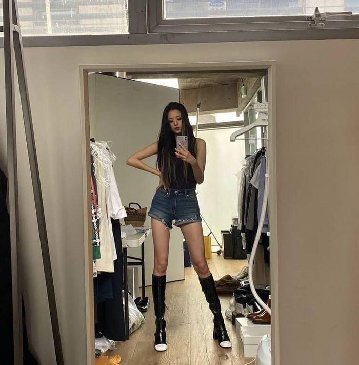 Từ ảnh chụp trên sân khấu, do paparazzi chụp hay "tự sướng" đều không thể "dìm" được đôi chân của nữ thần tượng 10x.