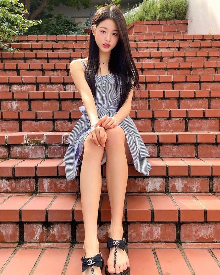 Mới 16 tuổi, Wonyoung đã "nhổ giò" cao đến 1m73, với thân hình mảnh mai, vòng eo thon gọn và đôi chân siêu dài.