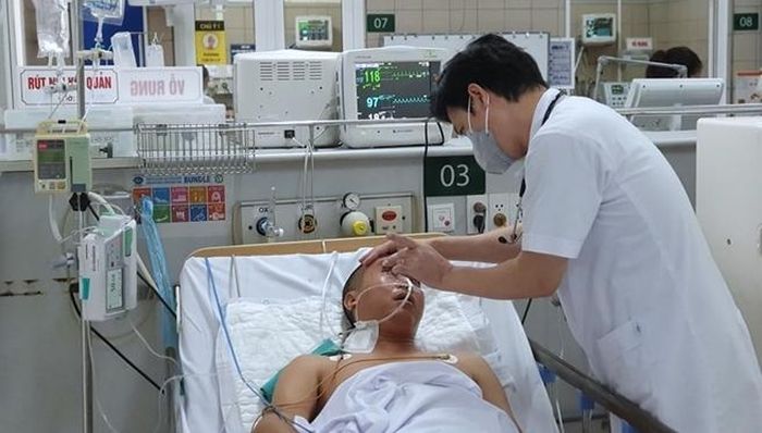 TS.BS Nguyễn Tiến Dũng đang khám cho bệnh nhân ngộ độc methanol. Ảnh: Mai Thanh