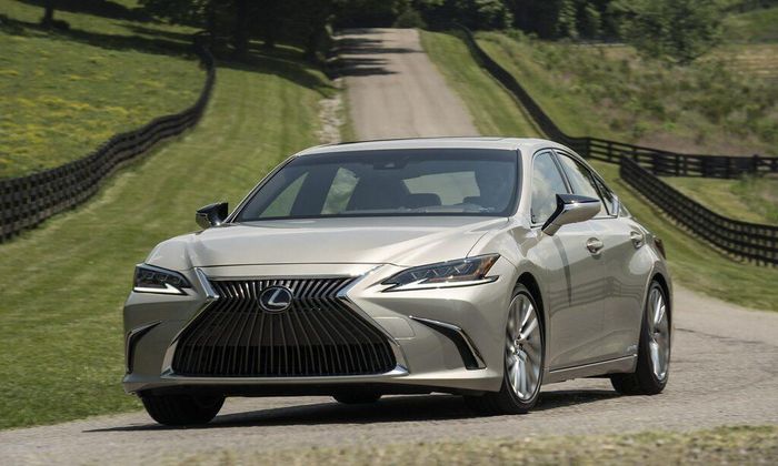 Lexus ES 300h là chiếc xe sang ít hao xăng nhất trên thị trường. Ảnh: AutoNXT