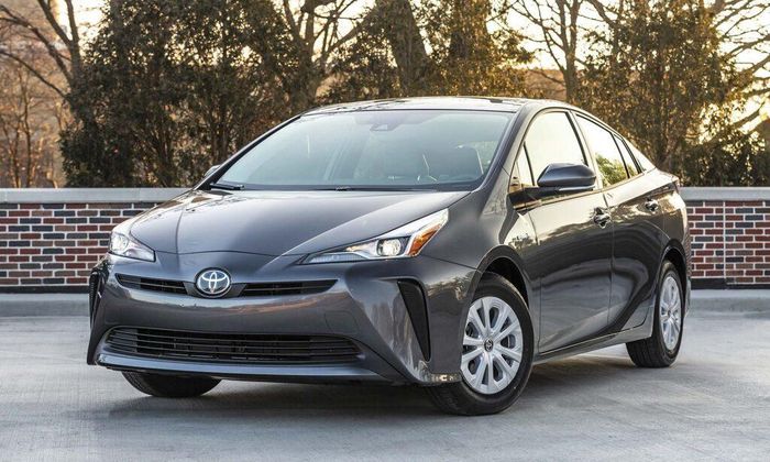 Toyota Prius L Eco tiết kiệm xăng nhất trong gia đình Prius. Ảnh: AutoNXT