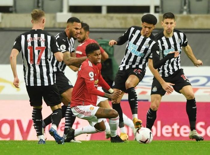  Hàng thủ số đông của Newcastle khiến "Quỷ đỏ" gặp nhiều khó khăn. Ảnh: Reuters. 