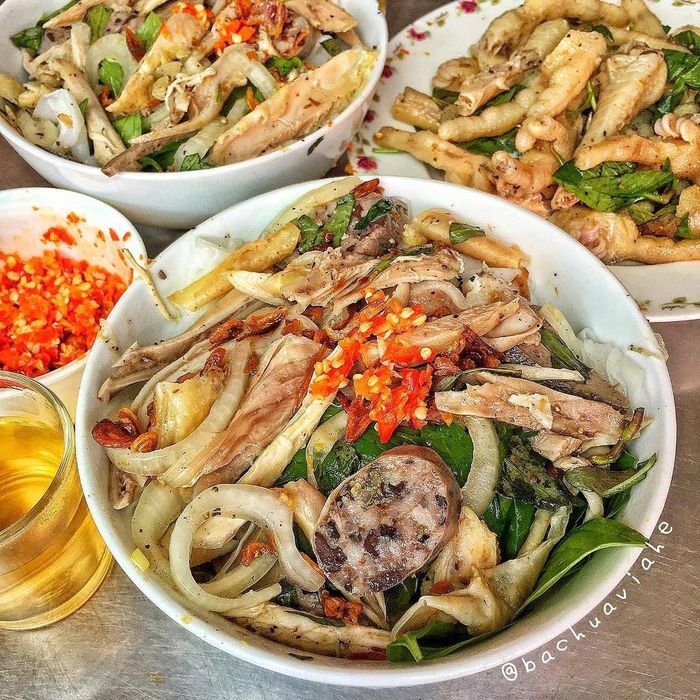  Bánh được tráng sau khi thực khách gọi món, vì vậy bạn có thể thưởng thức hương vị nóng hổi, phù hợp với thời tiết se lạnh ở Đà Lạt. Quán Long không quá rộng, chỉ có sức chứa khoảng 30 người, nhưng có điểm cộng lớn là không gian khá thoáng đãng và sạch sẽ. Địa chỉ: Hẻm 202, Phan Đình Phùng, phường 2, Đà Lạt. Ảnh: Bachuaviahe. 