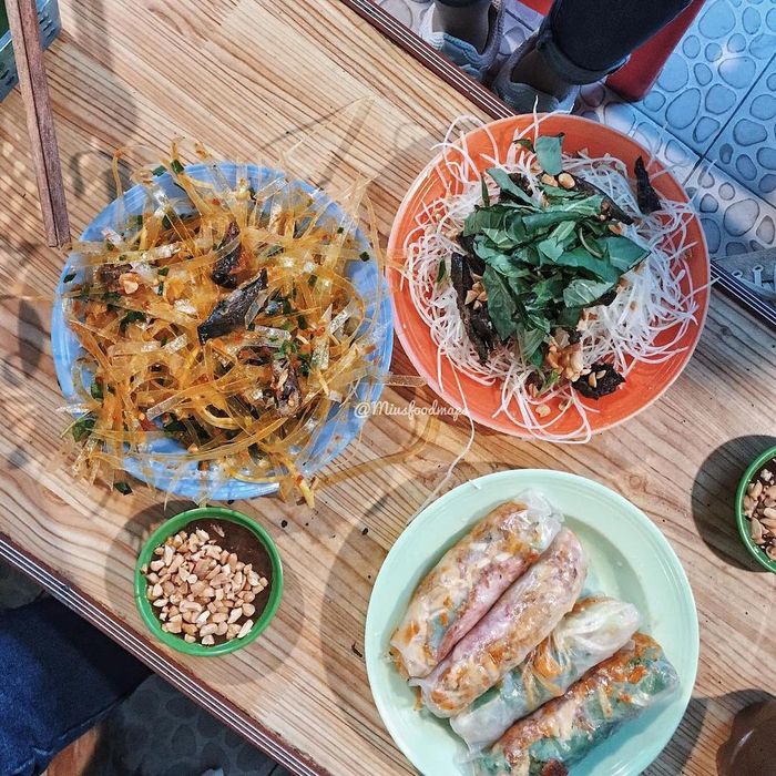  Ngoài bánh tráng nướng, quán còn phục vụ các món như bia, bò bía, bánh tráng trộn, bánh bèo… Quán thường chỉ bán vào buổi chiều tầm 14h trở đi. Bánh tráng cô Hoa khá đông nên thường phải chờ hơi lâu mới được thưởng thức. Địa chỉ: Hẻm 3/56 Thông Thiên Học, Đà Lạt. Ảnh: Miusfoodmaps. 