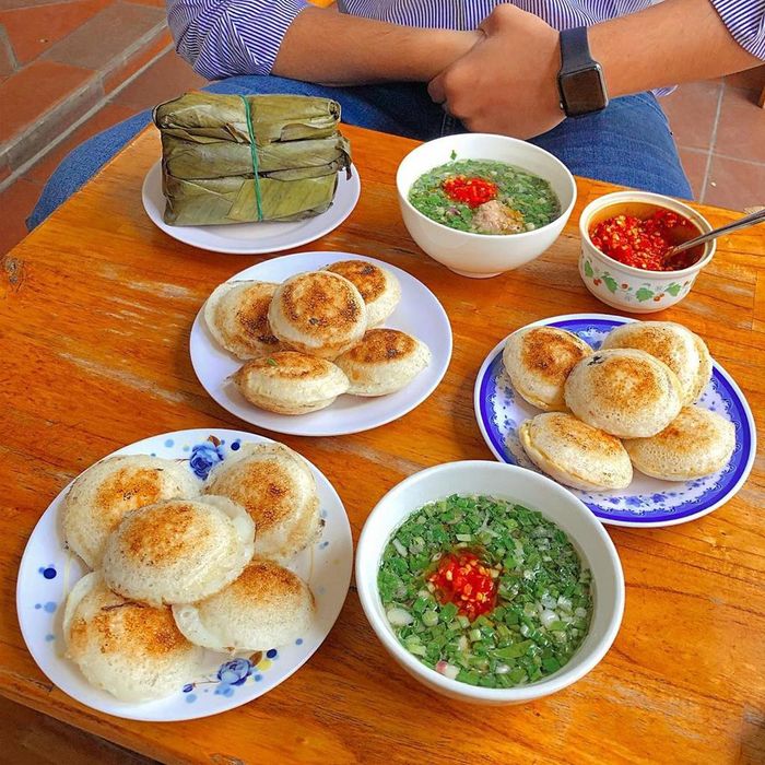 Bánh ở đây có nhiều loại nhân như bò băm, nhân trứng cút, hải sản… Nếu bánh căn Vũng Tàu hay Quy Nhơn được chiên giòn, ăn chung với nước mắm và gỏi đu đủ, cà rốt, điểm riêng tạo nên thức ngon Đà Lạt lại là nướng trong khuôn đất nung cho cháy sém, dậy mùi. Bánh căn Lệ cũng như nhiều quán ăn khác có 2 loại nước chấm là nước mắm và mắm nêm, cho thêm vài viên xíu mại đặc trưng. Địa chỉ: Hẻm 44, Yersin, phường 10, Đà Lạt. Ảnh: Gogofindfood. 