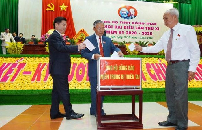  Các đại biểu dự đại hội ủng hộ đồng bào bị ảnh hưởng lũ lụt. Ảnh: Thành Thật. 