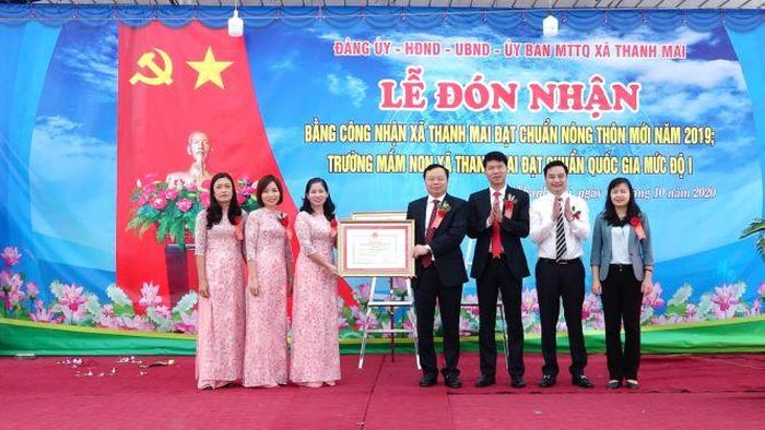  Lãnh đạo huyện Thanh Oai trao Bằng công nhân trường đạt chuẩn Quốc gia mức độ I cho trường Mầm non Thanh Mai