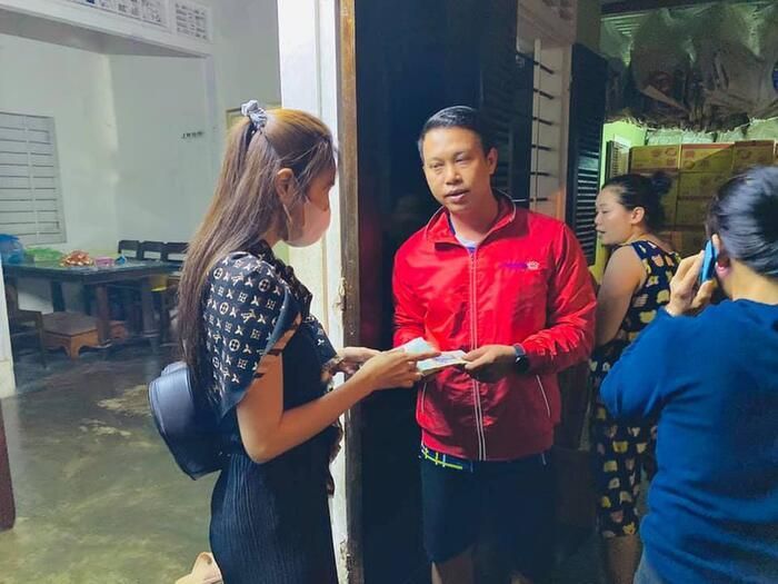 Đây không phải lần đầu Thủy Tiên và Công Vinh quyên được số tiền lớn cho các hoạt động cứu trợ. (Ảnh: FBNV)