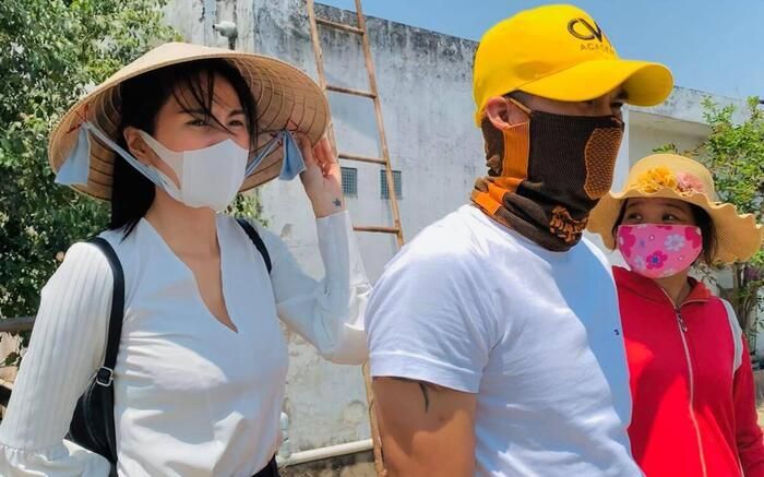 Công Vinh và Thủy Tiên trực tiếp xuống Tiền Giang để khảo sát tình hình ngập mặn. (Ảnh: FBNV)
