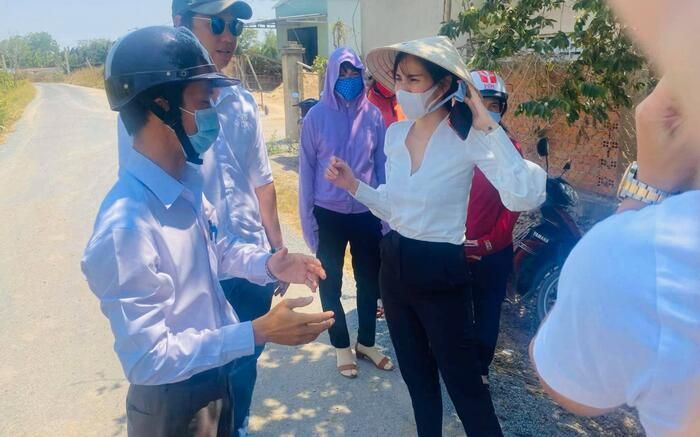 Thủy Tiên xuống trực tiếp Tiền Giang để khảo sát việc lắp đặt máy lọc nước. (Ảnh: FBNV)