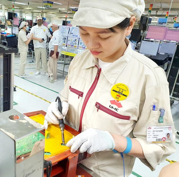 Tình yêu dành cho những bo mạch điện tử, chỉnh sửa, gắn kết chúng qua những mối hàn đã giúp cô công nhân Vũ Thị Xuân (tỉnh Hải Dương) giành được những giải thưởng quốc tế danh giá