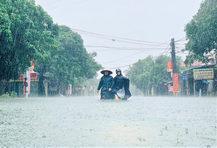  Theo ghi nhận, toàn bộ đường giao thông tại TP Hà Tĩnh đã bị tê liệt do nước lũ ngập sâu hơn 50 cm. Người dân rất vất vả di chuyển trên đường. 