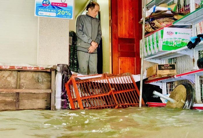  "Chưa lúc nào mưa to mà kéo dài đến vậy. Nếu còn mưa thì nhà cửa còn ngập sâu hơn, rất khó di chuyển đi chỗ khác", một người dân phường Thạch Quý nói.
