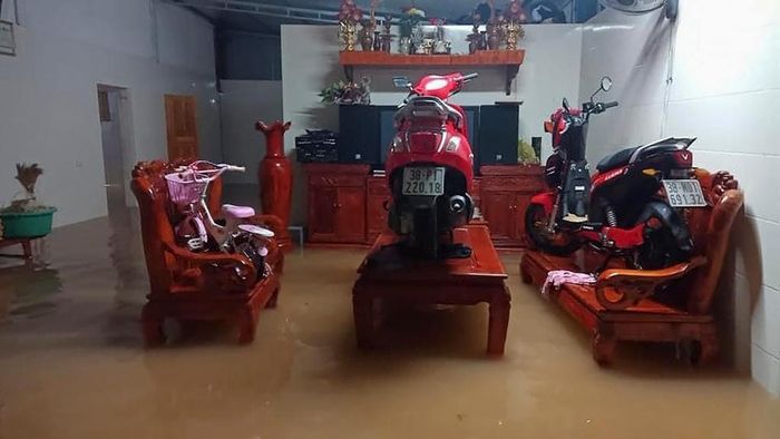  Trước khả năng phải phá tràn sự cố ở hồ Kẻ Gỗ, ngày 19/10, Chủ tịch tỉnh Hà Tĩnh Trần Tiến Hưng đã có công điện yêu cầu khẩn trương sơ tán hơn 45.000 dân ở TP Hà Tĩnh, huyện Cẩm Xuyên và Thạch Hà vùng hạ du hồ Kẻ Gỗ đến nơi an toàn. Trong ảnh, nhiều gia đình đưa xe máy lên bàn, ghế để tránh ngập nước. 