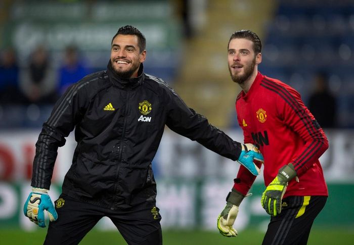  Trong đội hình MU, De Gea vẫn là sự lựa chọn số một. HLV Ole Solskjaer chọn Dean Henderson là phương án dự bị cho khung gỗ. MU còn có thủ thành kinh nghiệm Lee Grant. HLV Solskjaer thậm chí điền tên Grant vào danh sách dự Champions League 2020/21 thay vì Romero. 