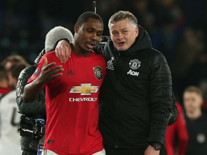  Từ đầu mùa, Ighalo vào sân một trận từ ghế dự bị. Tiền đạo Nigeria ra sân 9 phút và không kịp để lại dấu ấn. Hợp đồng cho mượn của Ighalo tại MU sẽ kết thúc tháng 1/2021. Nhiều khả năng cuộc hành trình của Ighalo tại sân Old Trafford sẽ chấm dứt. MU đang trả lương gần 150.000 bảng mỗi tuần cho Ighalo. 